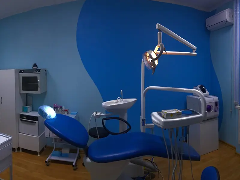 How does the color of a dental office shape patient perception?